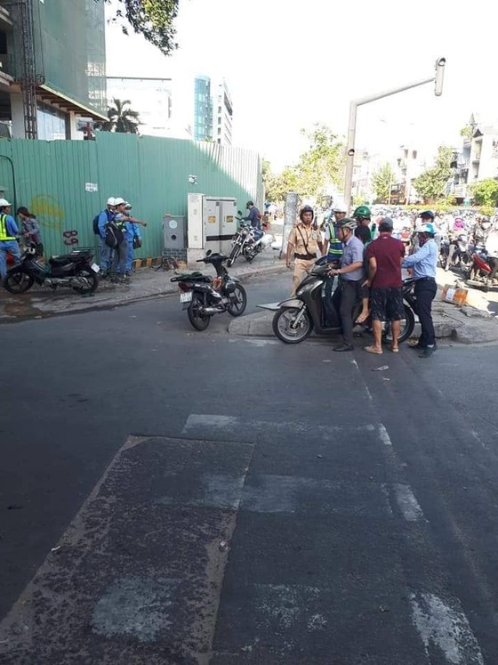 Miếng ván công trình cao ốc Etown 5 rơi xuống đường, nam thanh niên phải nhập viện ảnh 3