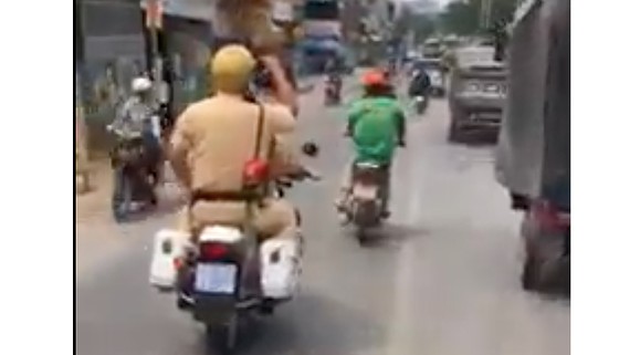 Xôn xao clip CSGT truy đuổi xe ô tô nghi vấn tẩu thoát với tốc độ cao ảnh 1
