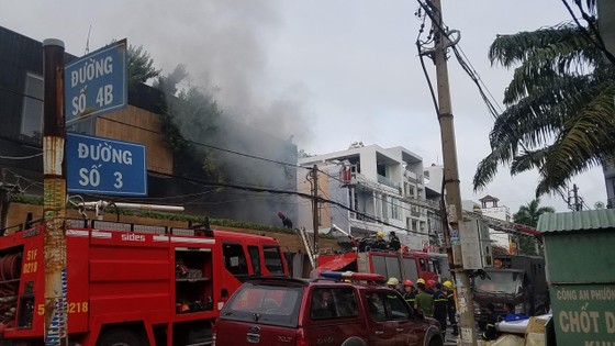  Cháy lớn tại công ty chuyên trang trí ô tô, nhiều nhà dân bị ảnh hưởng ảnh 3