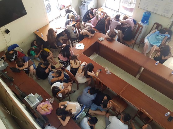 Đột kích quán bar ở trung tâm, phát hiện hơn 200 'dân chơi' sử dụng ma túy ảnh 1