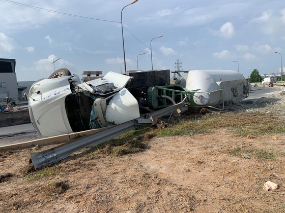 Xe container làm rớt thùng hàng vào xe tải, nhiều người thoát chết ảnh 4