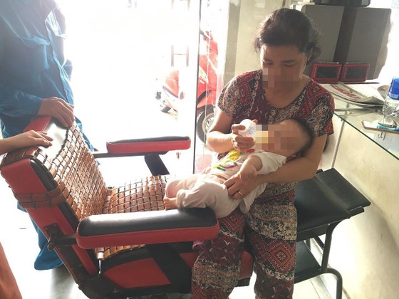 Giải cứu người phụ nữ cùng bé trai 8 tháng tuổi mắc kẹt trong thang máy ở TPHCM ảnh 11
