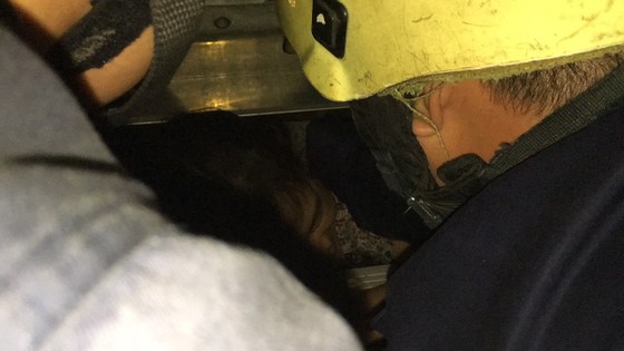 Giải cứu người phụ nữ cùng bé trai 8 tháng tuổi mắc kẹt trong thang máy ở TPHCM ảnh 3