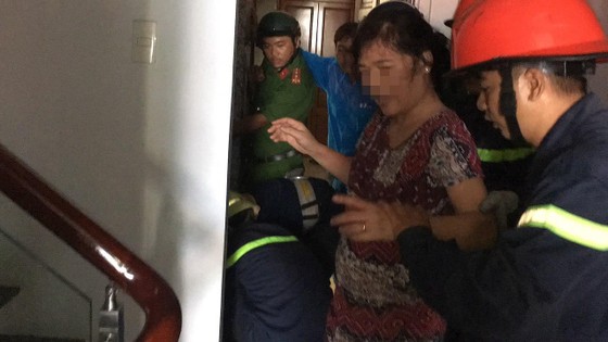 Giải cứu người phụ nữ cùng bé trai 8 tháng tuổi mắc kẹt trong thang máy ở TPHCM ảnh 8