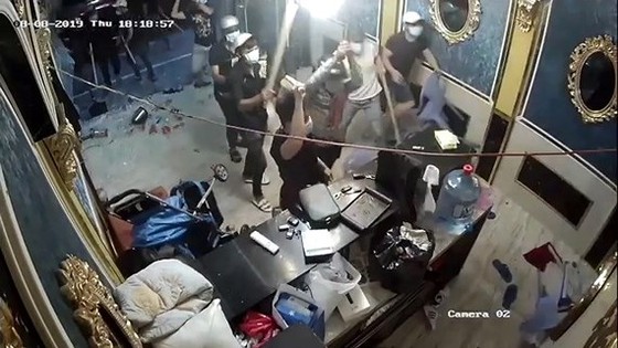 Bắt nhóm 'giang hồ' đập phá nhà hàng ở trung tâm TPHCM ảnh 2
