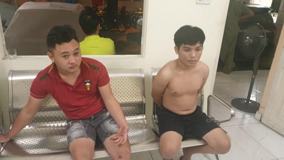 Phát hiện hai thanh niên mang súng cùng đạn đi trên đường ảnh 2
