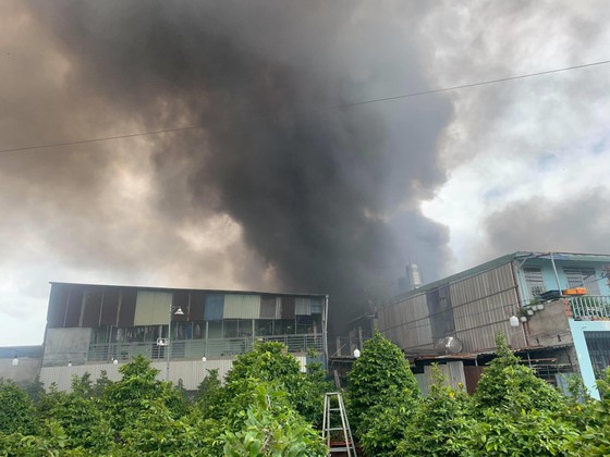 Cháy lớn ở quận Thủ Đức, khói đen bốc cao hàng chục mét ảnh 8