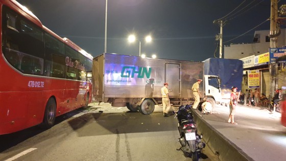 Va chạm liên hoàn, nhiều người thoát chết, quốc lộ 1 ùn ứ kéo dài ảnh 2