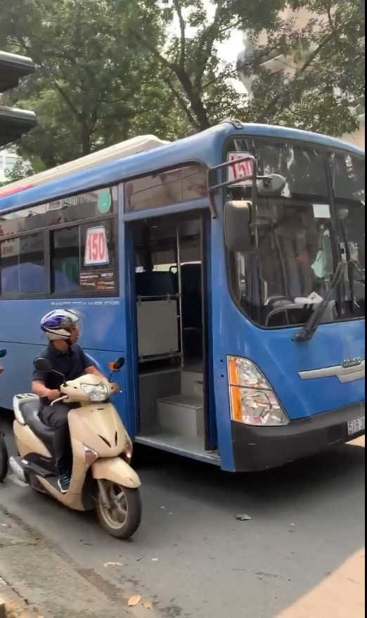 Đình chỉ tài xế xe buýt bóp còi, ép xe, phun nước bọt thách thức người đi đường ở TPHCM ảnh 1
