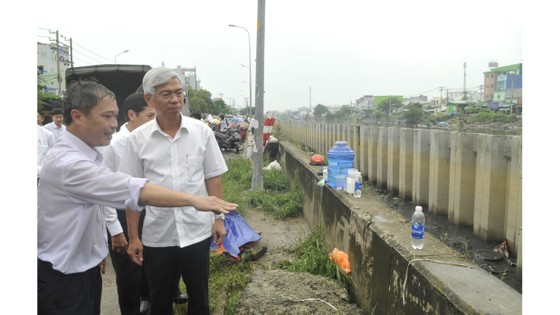 Phó Chủ tịch UBND TPHCM thăm hỏi, động viên người dân sau sự cố vỡ bờ bao ở quận 8 ảnh 2
