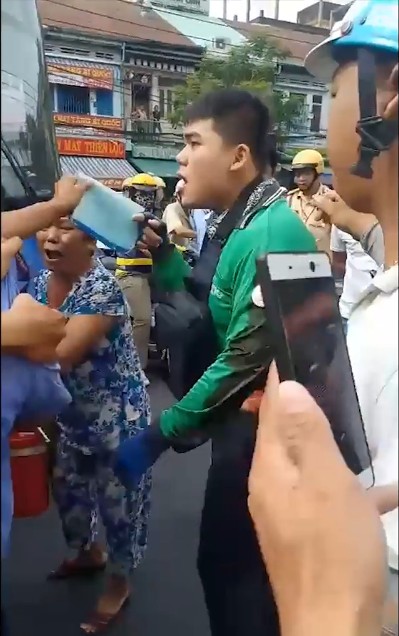 Tạm đình chỉ tài xế xe buýt dùng vật nhọn gây thương tích cho thanh niên mặc áo GrabBike ảnh 1