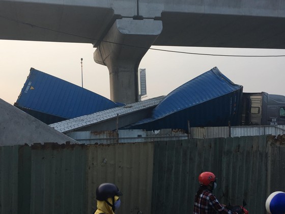Xe container kéo sập dầm bê tông của công trình hầm chui xa lộ Hà Nội ảnh 1