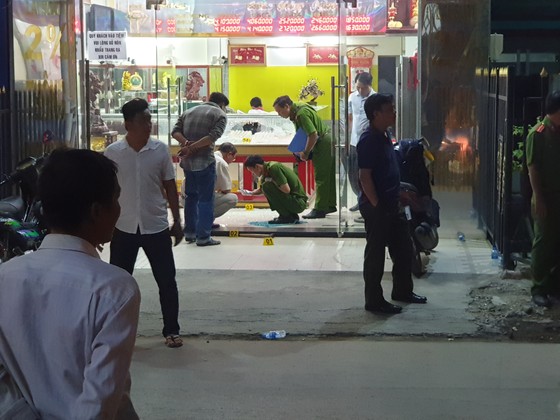  Bắt 2 đối tượng nổ súng cướp tiệm vàng ở huyện Hóc Môn ảnh 1