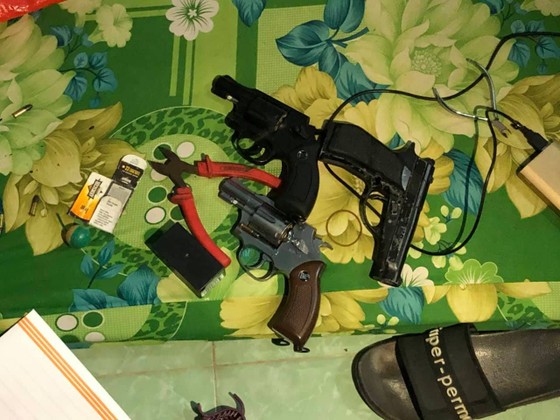  Khởi tố các đối tượng dùng súng cướp tiệm vàng ở huyện Hóc Môn ảnh 5