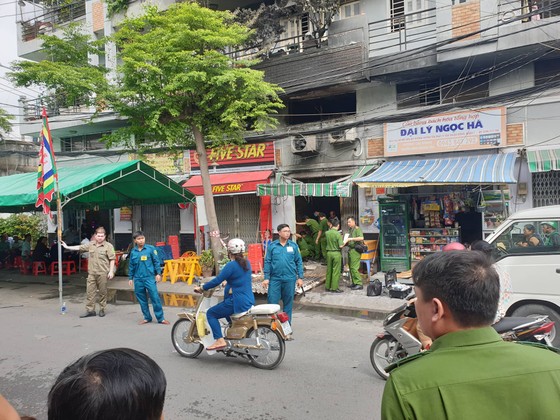 Vụ cháy nhà 3 người chết ở quận 7: Căn nhà khóa 3-4 ổ khóa ảnh 1