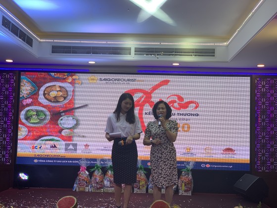 Xuân kết nối yêu thương, Saigontourist Group trao 154 phần quà tết cho người lao động ảnh 2
