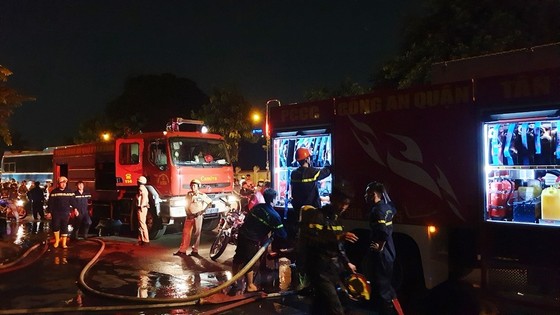 Cháy xe khách, giao thông ùn ứ kéo dài ở quận Tân Bình ảnh 1