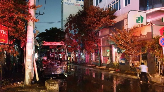  Cháy xe khách, giao thông ùn ứ kéo dài ở quận Tân Bình ảnh 3