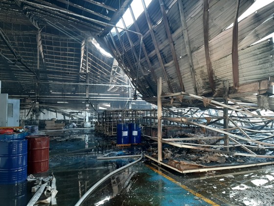 Gần 100 chiến sĩ tham gia chữa cháy ở khu xưởng rộng hơn 2.000m² ngày 28 Tết ảnh 3