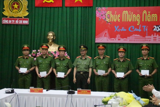 Khen thưởng các đơn vị phá nhanh vụ đốt nhà khiến 5 mẹ con tử vong ảnh 3