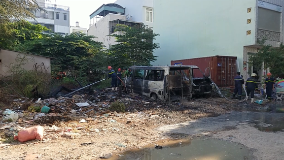 Nghi án trẻ em nghịch đốt rác gây cháy 2 xe ô tô ở quận Bình Tân ảnh 1