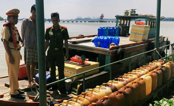 Phát hiện 2.600 lít dầu không rõ nguồn gốc trên sông Đồng Nai ảnh 1