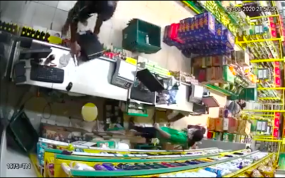 2 thanh niên nghi dùng súng khống chế nhân viên cửa hàng Bách Hoá Xanh cướp tài sản ảnh 2
