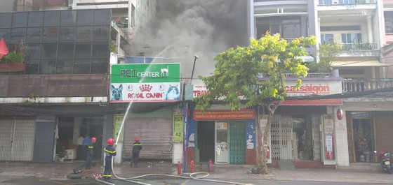 Cháy ở căn nhà trên đường Cách Mạng Tháng 8, quận 3 ảnh 1