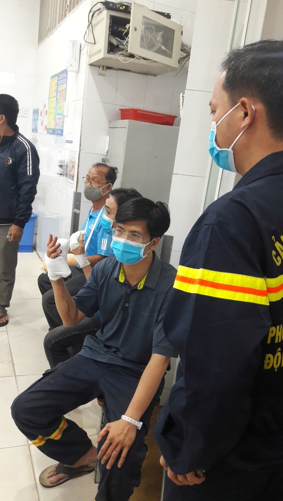 Nhiều lính cứu hoả bị thương khi chữa cháy ở Khu chế xuất Tân Thuận ảnh 6