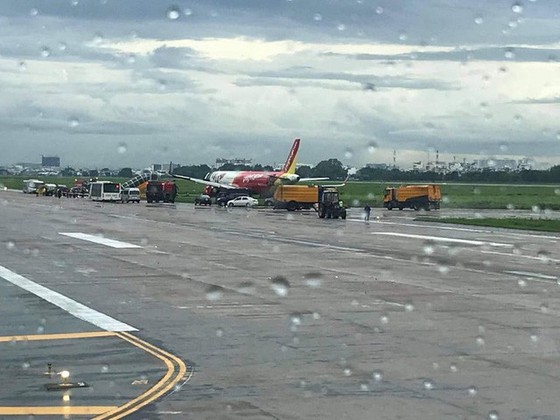 Máy bay Vietjet hạ cánh lệch đường băng ở sân bay Tân Sơn Nhất  ảnh 1