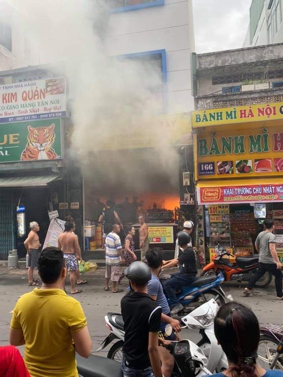 Giải cứu 7 người trong căn nhà bán cơm văn phòng bốc cháy ảnh 1