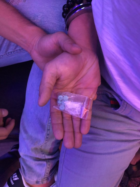 Đột kích khách sạn, quán karaoke ở quận Bình Tân, phát hiện nhiều 'dân chơi' dương tính chất ma túy ảnh 3