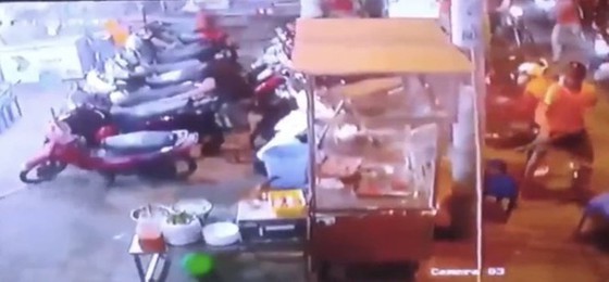 Bị can gây ra vụ 'băng áo cam' đập phá quán nhậu ở quận Bình Tân ra đầu thú ảnh 4