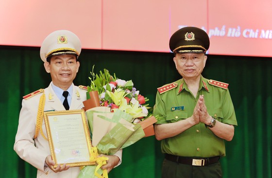 Thăng hàm Thiếu tướng cho Phó Giám đốc Công an TPHCM Đinh Thanh Nhàn  ảnh 3