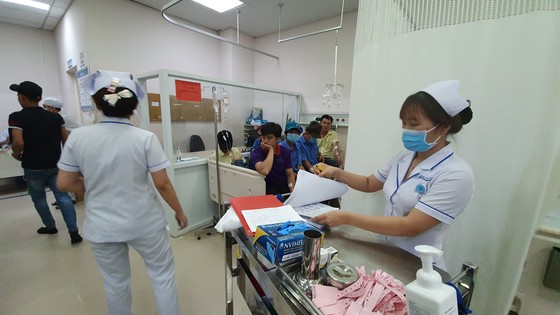 Hàng trăm công nhân nghi ngộ độc thực phẩm nhập viện cấp cứu sau bữa cơm tối  ảnh 2