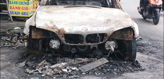 “Xế hộp” BMW bốc cháy trơ khung trên quốc lộ ảnh 1