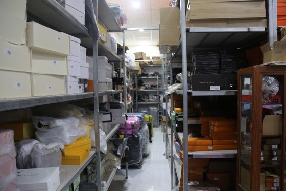 Cận cảnh kho 'hàng hiệu' nhập từ... chợ Đồng Xuân, chợ Lớn, chợ An Đông ảnh 13
