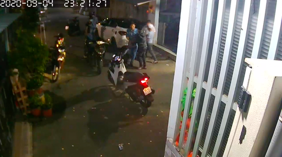 Nhóm 'giang hồ' dùng hung khí xông vào nhà dân đánh người ảnh 1