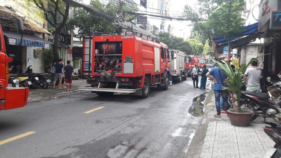 Giải cứu 2 người mắc kẹt trong đám cháy ở công ty tại quận Tân Bình ảnh 4