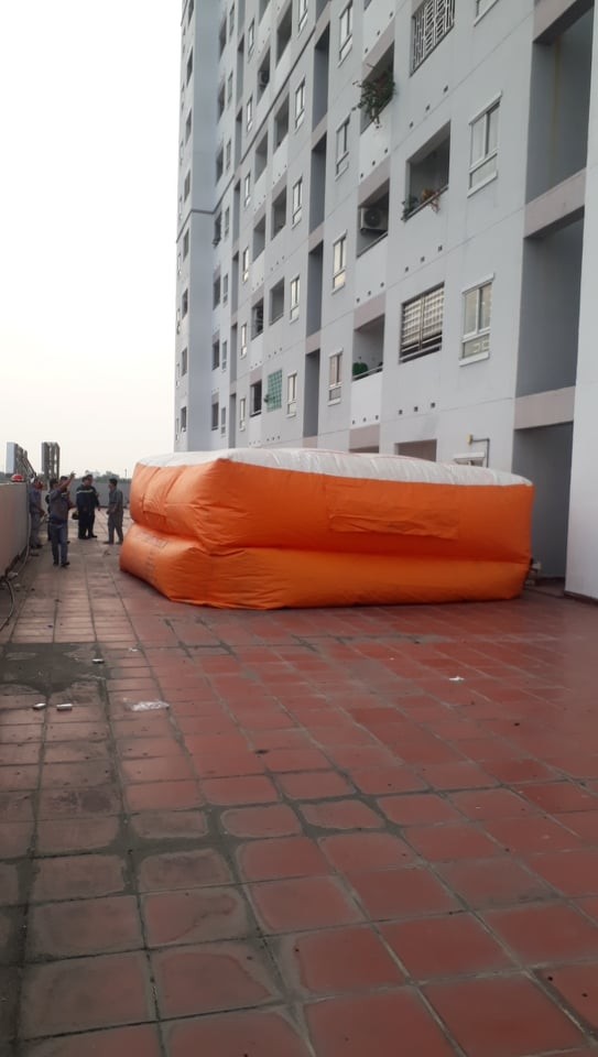 Giải cứu thanh niên leo lên tầng thượng chung cư dọa tự tử ở huyện Bình Chánh ảnh 4