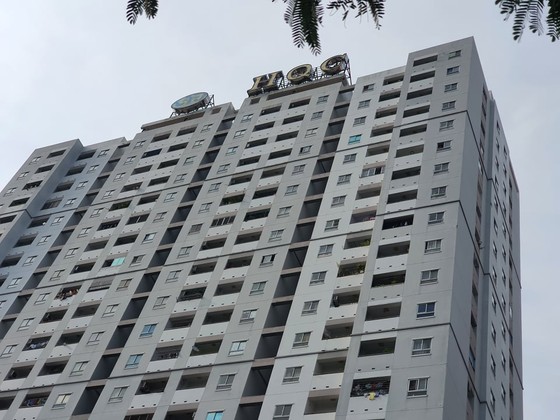 Giải cứu thanh niên leo lên tầng thượng chung cư dọa tự tử ở huyện Bình Chánh ảnh 1