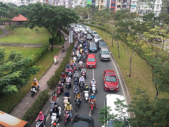 Xe khách leo lên dải phân cách trên cầu Sài Gòn, giao thông tê liệt nhiều giờ ảnh 5