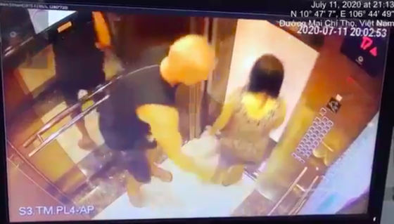 Lại chuyện phạt 200.000 đồng, lần này là vỗ mông phụ nữ trong thang máy ảnh 1
