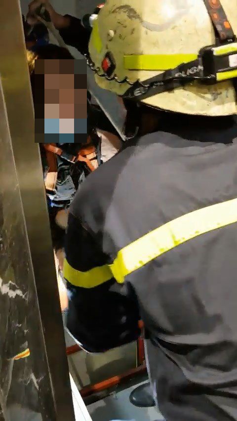 Giải cứu thành công cô gái mắc kẹt trong thang máy bị rơi ảnh 3