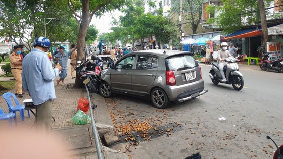 Ô tô "điên" tông 4 xe máy, 2 cô gái bị thương nặng nhập viện cấp cứu ở quận Bình Thạnh ảnh 2