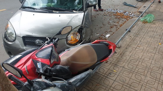 Ô tô "điên" tông 4 xe máy, 2 cô gái bị thương nặng nhập viện cấp cứu ở quận Bình Thạnh ảnh 3