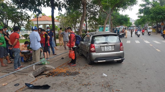 Ô tô "điên" tông 4 xe máy, 2 cô gái bị thương nặng nhập viện cấp cứu ở quận Bình Thạnh ảnh 1