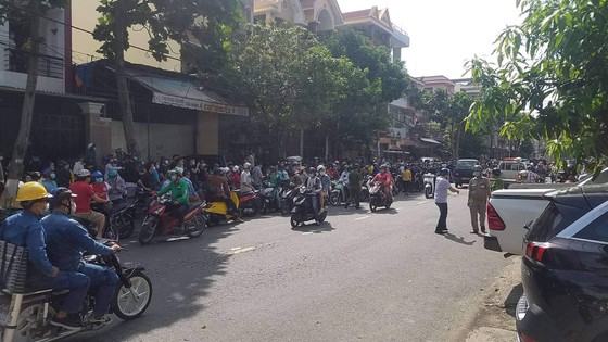 Hàng trăm người tập trung trước nơi làm việc của gymer đã xúc phạm cố nghệ sĩ Chí Tài ảnh 5