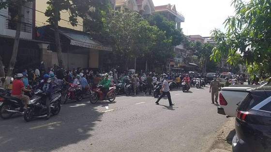 Hàng trăm người tập trung trước nơi làm việc của gymer đã xúc phạm cố nghệ sĩ Chí Tài ảnh 3