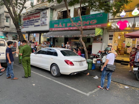 Phát hiện người đàn ông nghi ngáo đá cùng nhiều ma túy trong 'xế hộp' ảnh 2